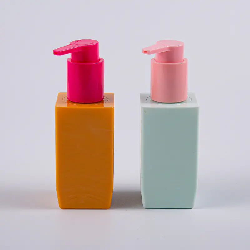 Több szín opció, négyzet alakú 50 ml-es PETG vastag falú lotionpalack műanyag pumpával 